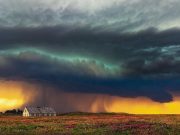 Κάτι Κρύβεται στους Χλωμούς Ουρανούς μας