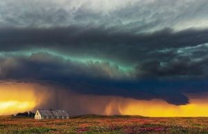 Κάτι Κρύβεται στους Χλωμούς Ουρανούς μας