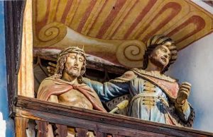 Η Άγνωστη Ζωή και το Μυστηριώδες Τέλος του Πόντιου Πιλάτου Ιησούς Χριστός με τον Πόντιο Πιλάτο, ξύλινο άγαλμα.