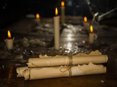 Τα Αρχαία Ελληνικά Χειρόγραφα του Αγίου Όρους! Μυστηριώδη αρχαία ειλητάρια, πάνω στο τραπέζι με κεριά