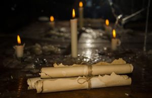 Τα Αρχαία Ελληνικά Χειρόγραφα του Αγίου Όρους! Μυστηριώδη αρχαία ειλητάρια, πάνω στο τραπέζι με κεριά