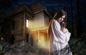 Η Κακιά Ώρα και τα Μυστηριώδη Φαινόμενα γυναίκα με λευκά μπροστά σε σπίτι, νύχτα, στην κακιά ώρα και τα μυστηριώδη φαινόμενα