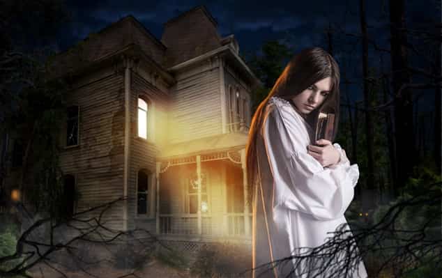 γυναίκα με λευκά μπροστά σε σπίτι, νύχτα, στην κακιά ώρα και τα μυστηριώδη φαινόμενα