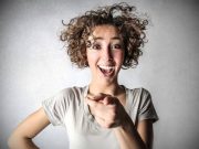 Πασχαλινό Ανέκδοτο: Μεγάλη Παρασκευή στην Εκκλησία γυναίκα γελάει