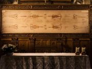 Οι Τραγικές Λεπτομέρειες του Θείου Δράματος όπως Αποτυπώθηκαν πάνω στην Ιερά Σινδόνη Η Ιερά Σινδόνη