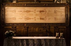 Οι Τραγικές Λεπτομέρειες του Θείου Δράματος όπως Αποτυπώθηκαν πάνω στην Ιερά Σινδόνη Η Ιερά Σινδόνη