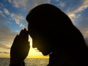 Υπάρχει ένα Κρυφό Μήνυμα στην Παραβολή των Δέκα Παρθένων γυναίκα προσεύχεται