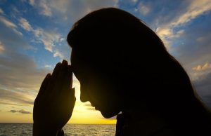 Υπάρχει ένα Κρυφό Μήνυμα στην Παραβολή των Δέκα Παρθένων γυναίκα προσεύχεται