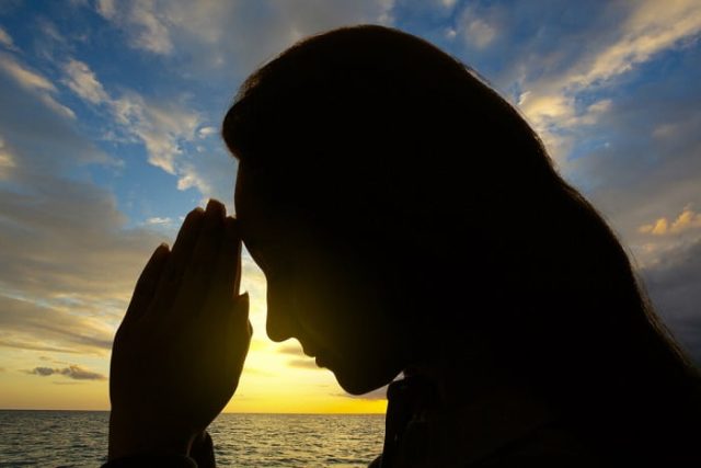 γυναίκα προσεύχεται