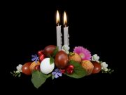 Γιατί Δεν Πρέπει να Φεύγουμε από την Εκκλησία Μετά το Χριστός Ανέστη Πασχαλινά αυγά με λουλούδια, σοκολάτες και γλυκά και δύο λαμπάδες αναμμένες