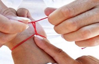 Η κόκκινη κλωστή στο χέρι μπορεί να μας προστατέψει από πολλά πράγματα