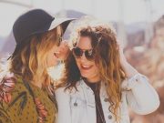 Η ευτυχία δεν είναι ιδανικό λογικής, αλλά… δύο φίλες μοιράζονται την ίδια ευτυχία