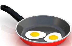 Ανέκδοτο: Κυριακάτικο πρωινό στην κουζίνα και η σύζυγος τηγανίζει αυγά Τηγανητό αυγό στο τηγάνι