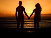 Ο Αδάμ Είχε Δύο Γυναίκες στον Παράδεισο Ζευγάρι απολαμβάνει το χρόνο τους κατά την Ανατολή του ηλίου