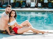 Αξέχαστες διακοπές σε beach club ελληνικού νησιού ένα ζευγάρι σε αξέχαστες διακοπές δίπλα σε πισίνα