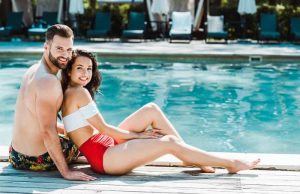 Αξέχαστες διακοπές σε beach club ελληνικού νησιού ένα ζευγάρι σε αξέχαστες διακοπές δίπλα σε πισίνα