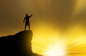 12 σκοτεινές αλήθειες που ο καθένας θα αντιμετωπίσει στο πνευματικό ταξίδι του Σιλουέτα ανθρώπου στην κορυφή του βουνού πάνω από το φως του ήλιου