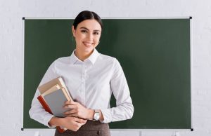 Εφηβικός έρωτας και όνειρα για το μέλλον γυναίκα με βιβλία θα μιλήσει με θέμα : Εφηβικός έρωτας