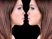 Πως Είμαστε Πραγματικά; Όπως μας Βλέπουμε στον Καθρέφτη ή στις Φωτογραφίες; γυναίκα κοιτάζεται στον καθρέφτη