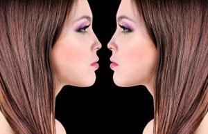 Πως Είμαστε Πραγματικά; Όπως μας Βλέπουμε στον Καθρέφτη ή στις Φωτογραφίες; γυναίκα κοιτάζεται στον καθρέφτη