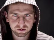 Κακοί Άνθρωποι. Τα Σημάδια ότι Κάποιος Είναι Μοχθηρός μοχθηρός άντρας με κουκούλα