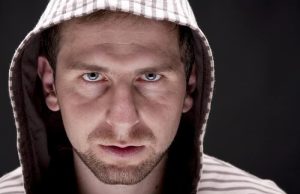 Κακοί Άνθρωποι. Τα Σημάδια ότι Κάποιος Είναι Μοχθηρός μοχθηρός άντρας με κουκούλα