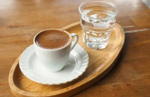 Φουσκάλες στον Καφέ για να Έρθουν Λεφτά Φουσκάλες στον Καφέ κι ένα ποτήρι νερό