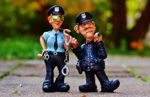 Ανέκδοτο: Η τροχαία πιάνει οδηγό που έτρεχε με 200. Η δικαιολογία