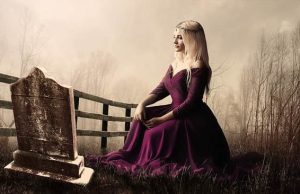 Ανέκδοτο: Μία νεαρή ξανθιά έμεινε ξαφνικά χήρα και πήγε στο μνήμα του