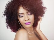 Ανέκδοτο: Ένας άνδρας επιβιβάζεται στο αεροπλάνο, κάθεται στη θέση του και βάζει τη ζώνη του