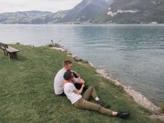 Οι Μεγαλύτεροι Εχθροί της Αλήθειας από τα Ψέματα ζευγάρι μισοξαπλωμένο στο γρασίδια στην άκρη της λίμνης συζητούν, ποιοι είναι Μεγαλύτεροι Εχθροί της Αλήθειας από τα Ψέματα