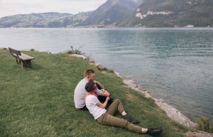 Οι Μεγαλύτεροι Εχθροί της Αλήθειας από τα Ψέματα ζευγάρι μισοξαπλωμένο στο γρασίδια στην άκρη της λίμνης συζητούν, ποιοι είναι Μεγαλύτεροι Εχθροί της Αλήθειας από τα Ψέματα