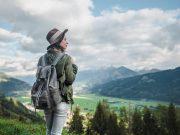 Αναζητώντας το Νόημα της Ζωής Γυναίκα στο βουνό με σακίδιο, Αναζητώντας το Νόημα της Ζωής