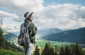 Αναζητώντας το Νόημα της Ζωής Γυναίκα στο βουνό με σακίδιο, Αναζητώντας το Νόημα της Ζωής