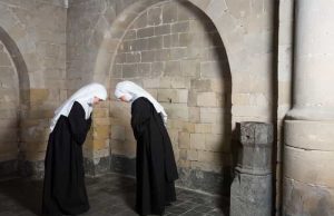 Δύο Καλόγριες Έζησαν μία Μυστηριώδη Εμπειρία δύο καλόγριες χαιρετιούνται