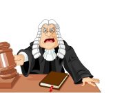 Ανέκδοτο: Η Δίκη είχε ξεκινήσει και ο Δικαστής απαγγέλλει κατηγορίες δικαστής με περούκα σφυρί