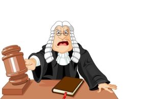 Ανέκδοτο: Η Δίκη είχε ξεκινήσει και ο Δικαστής απαγγέλλει κατηγορίες δικαστής με περούκα σφυρί
