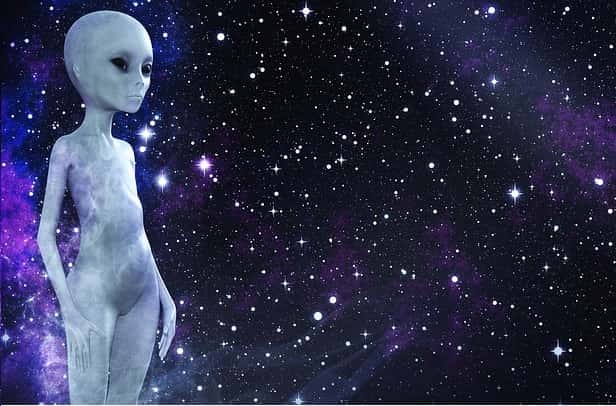 Λευκός Ψηλός Εξωγήινος που Περπατάει Καταγράφηκε από Κοντά