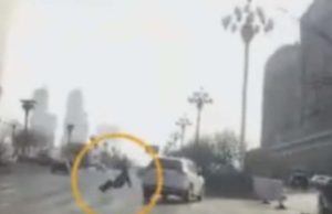 Παράξενο βίντεο με άνθρωπο που έπεσε από πουθενά