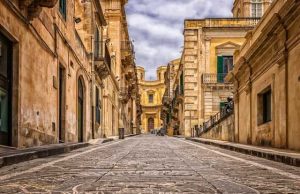 Μέσα στην Ιταλία Υπάρχει ένα Άλλο Κράτος και Δεν Εννοούμε το Βατικανό