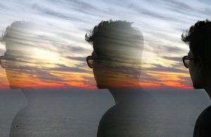 Η εξήγηση στο αν ακούμε το όνομά μας χωρίς κανείς να βρίσκεται κοντά μας, σε ένα περίεργο φαινόμενο που πολλοί έχουν ως εμπειρία