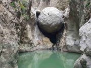 Η Τεράστια Λίθινη Σφαίρα που είναι Σφηνωμένη σε Φαράγγι Κρήτης και αποτελεί πόλο έλξης για τους τουρίστες