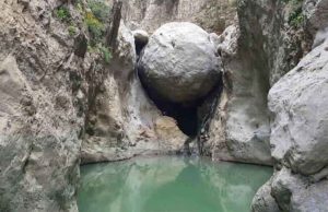 Η Τεράστια Λίθινη Σφαίρα που είναι Σφηνωμένη σε Φαράγγι Κρήτης και αποτελεί πόλο έλξης για τους τουρίστες