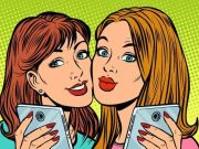 Ανέκδοτο: Μια ξανθιά έχει καλέσει στο σπίτι της μια φίλη της για να δουν ταινία