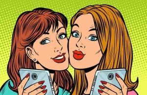 Ανέκδοτο: Μια ξανθιά έχει καλέσει στο σπίτι της μια φίλη της για να δουν ταινία