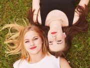 Σημάδια ότι μία Γυναίκα Μπορεί να είναι Λεσβία Μία ξανθιά λεσβία και μία καστανομάλλα ξαπλωμένες στο γρασίδι