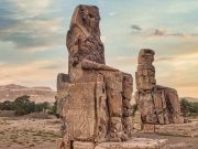 Το Κολοσσιαίο Άγαλμα που Τραγουδούσε, είχε ύψος 18 μ., βάρος 1000 τόνους και εντυπωσίαζε αυτοκράτορες Κολοσσοί του Μέμνωνα, δύο ογκώδη πέτρινα αγάλματα