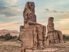 Το Κολοσσιαίο Άγαλμα που Τραγουδούσε, είχε ύψος 18 μ., βάρος 1000 τόνους και εντυπωσίαζε αυτοκράτορες Κολοσσοί του Μέμνωνα, δύο ογκώδη πέτρινα αγάλματα