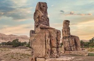 Το Κολοσσιαίο Άγαλμα που Τραγουδούσε, είχε ύψος 18 μ., βάρος 1000 τόνους και εντυπωσίαζε αυτοκράτορες Κολοσσοί του Μέμνωνα, δύο ογκώδη πέτρινα αγάλματα