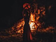 Οι Εννέα Άγνωστοι και η Προηγμένη Γνώση που Συγκέντρωνε η Μυστηριώδης Ομάδα της Ινδίας κοπέλα χορεύει στη νύχτα μπροστά σε φωτιά